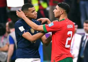 مبابي يحل بالرباط بدعوة من حكيمي لمتابعة مواجهة المغرب ومالي