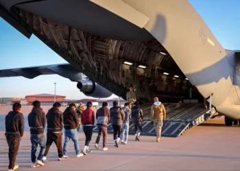 الولايات المتحدة تضاعف الحافز المالي للمهاجرين غير النظاميين مقابل العودة الطوعية قبل نهاية العام