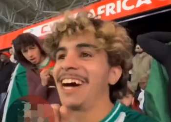 توقيف مشجع جزائري بالدارالبيضاء “تبّول” في الملعب عبر بث مباشر