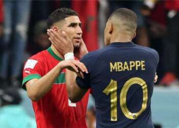 مبابي يواسي حكيمي ودياز بعد خسارة نهائي “الكان” ويؤكد: الإنسان قبل اللاعب