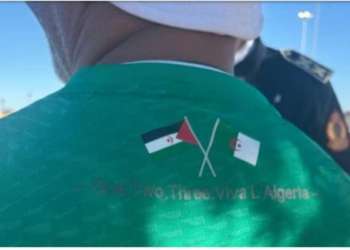 توقيف مواطن جزائري بمحيط الملعب الكبير بمراكش بسبب قميص ذي دلالات سياسية