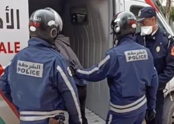 الأمن يوقف مشجعا جزائريا بسبب تمزيق أوراق مالية مغربية