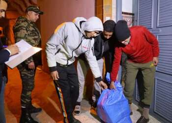 القصر الكبير .. الشروع في توزيع مساعدات غذائية على المواطنين العائدين