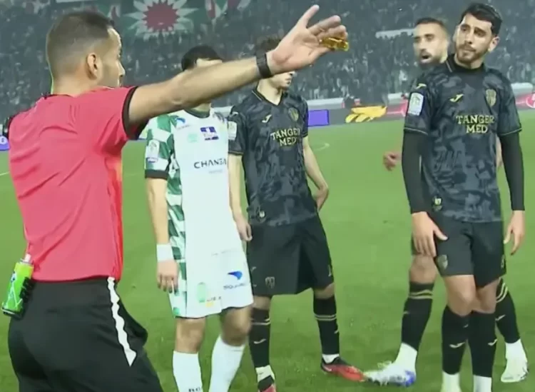 عقوبات تأديبية تطال الطاقم التحكيمي لمباراة الرجاء واتحاد طنجة