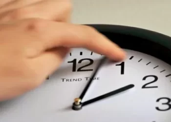 العودة إلى الساعة القانونية للمملكة ابتداءً من 15 فبراير