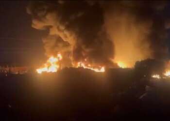حريق مهول بمستودع للإسفنج يزرع الهلع بحي تيكيوين في أكادير