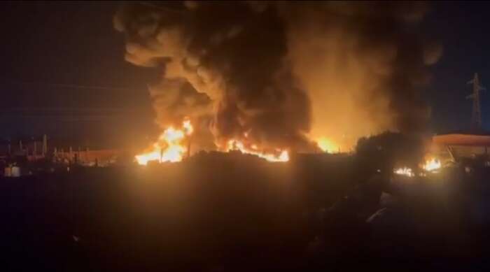 حريق مهول بمستودع للإسفنج يزرع الهلع بحي تيكيوين في أكادير