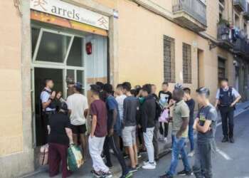 بينهم مغاربة.. برشلونة تشرع في تسوية أوضاع 24 ألف مهاجر غير نظامي ضمن إجراء استثنائي
