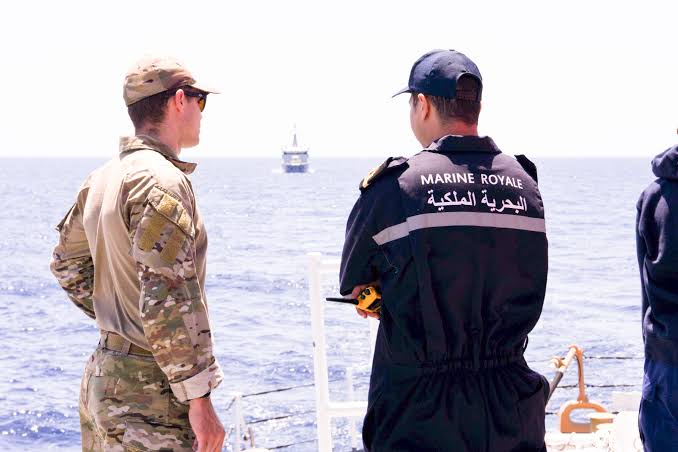 القوات البحرية الملكية تحجز سفينة محملة بمواد غير مصرح بها في عرض البحر