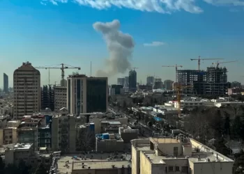 تصعيد إقليمي بعد غارات متبادلة… قتلى وإصابات في العراق وأبوظبي واستهداف قادة إيرانيين