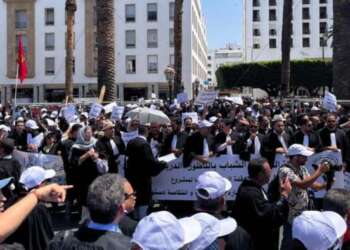 المحامون يصعّدون احتجاجهم أمام البرلمان رفضاً لمشروع قانون تنظيم المهنة