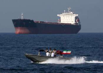 تصعيد متبادل بين إيران وأمريكا… طهران تتوعد بإغلاق النفط في مضيق هرمز وواشنطن تحذر من رد أقوى