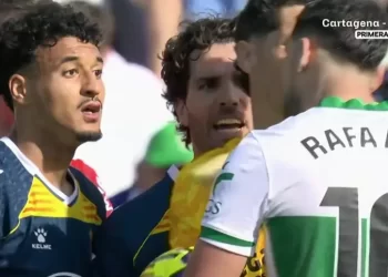 حادثة عن/صرية تضرب الدوري الإسباني… حكم اللقاء يوقف مباراة إسبانيول وإلتشي مؤقتاً