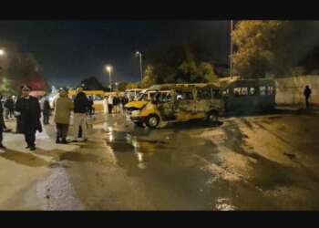 حريق يلتهم أربع سيارات للنقل المدرسي بحي طارق في الدار البيضاء