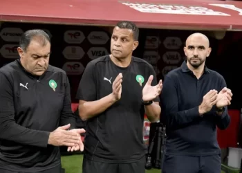 خلال حفل تسليم المهام.. الركراكي يرفض الظهور في صورة مع المدرب الجديد