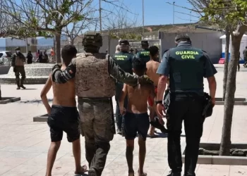 إسبانيا تنقل أكثر من ألف قاصر غير مصحوب من سبتة ومليلية وجزر الكناري