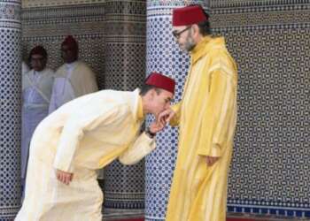 أمير المؤمنين يؤدي صلاة عيد الفطر  ويتقبل التهاني