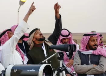  دول خليجية تعلن الجمعة أول أيام عيد الفطر بعد تعذّر رؤية الهلال