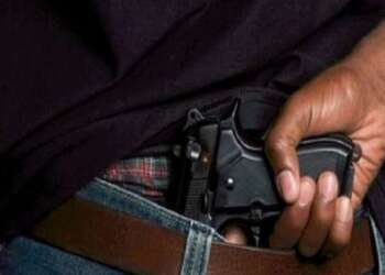 استعمال السلاح الوظيفي لتوقيف شخص خطير هدد المواطنين وعناصر الأمن ببيوكرى