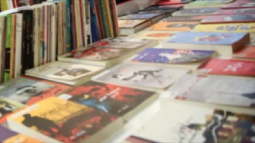 السلطات الجزائرية تمنع عرض كتاب وتغلق مكتبة