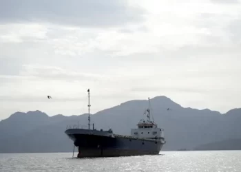 ناقلات الطاقة تغادر الخليج… مؤشرات جديدة على انفراج أمريكي إيراني