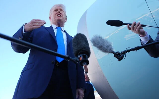 ترامب: إيران وافقت على تسليم مخزون اليورانيوم المخصب والاتفاق بات قريباً 