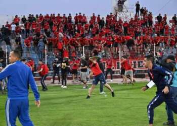 استئناف مباراة أولمبيك آسفي واتحاد العاصمة بعد توقفها بسبب شغب جماهير اتحاد العاصمة