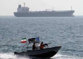 طهران ترد بقوة: الحصار الأمريكي “قرصنة” وتهديد بتوسيع دائرة المواجهة