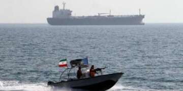 طهران ترد بقوة: الحصار الأمريكي “قرصنة” وتهديد بتوسيع دائرة المواجهة