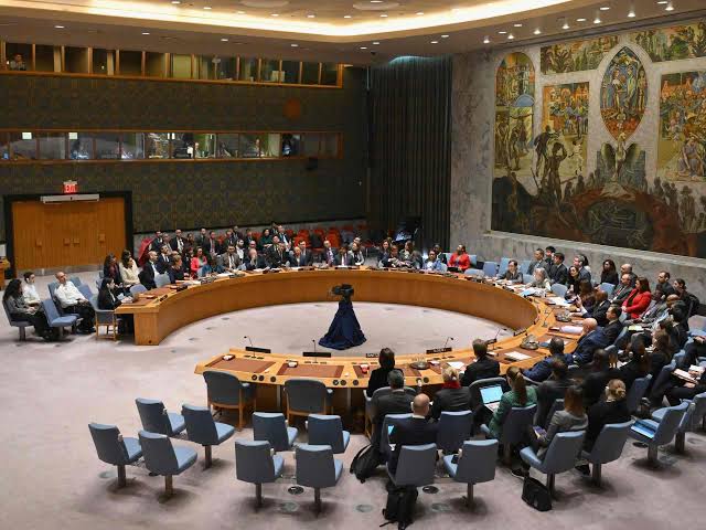 فيتو روسي صيني يُسقط مشروع قرار لإعادة فتح مضيق هرمز ويعمّق الانقسام الدولي 