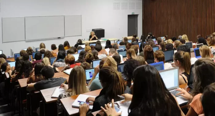 من بينهم المغاربة.. فرنسا تتجه لتشديد رسوم التسجيل على الطلبة الأجانب وتطلق خطة جديدة لاستقطاب الكفاءات