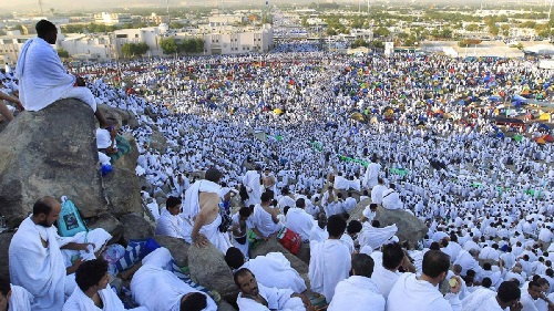 حجاج بيت الله الحرام يؤدون طواف الوداع في ختام مناسكهم 