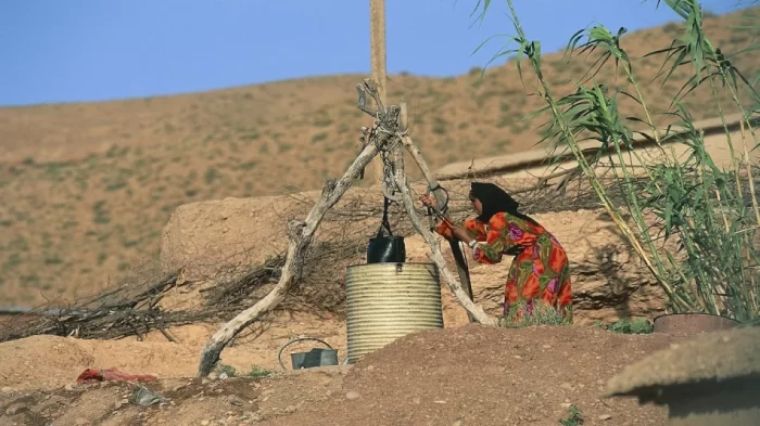 نواب ينتقدون تعثر ربط العالم القروي بالماء الشروب والحكومة تؤكد تقدم التغطية إلى 51%