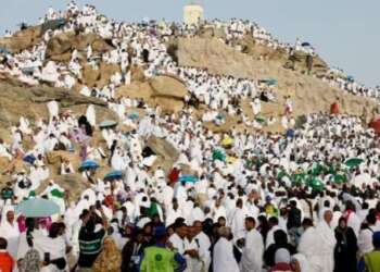 “ضيوف الرحمن” يتوافدون إلى عرفات لأداء الركن الأعظم وسط تنظيم محكم وأجواء إيمانية مهيبة