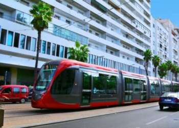 احتقان اجتماعي يلوح في نقل الدار البيضاء.. مستخدمو الطرامواي والباصواي يحتجون بالشارات الحمراء
