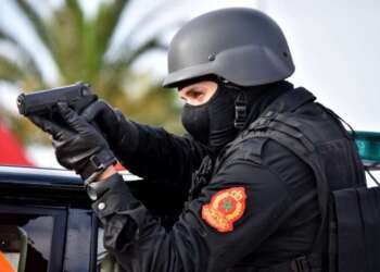 استعمال السلاح الوظيفي و”TASER” لتحييد شخص هاجم الشرطة بفاس