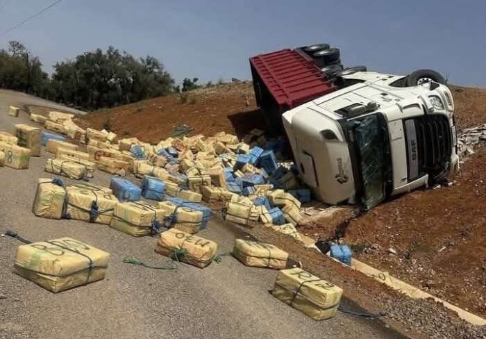 انقلاب شاحنة محملة بـ“الشيرا” يستنفر الدرك الملكي بآسفي ويطلق تحقيقا موسعا