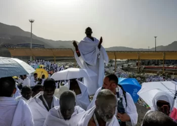 أكثر من 1,7 مليون حاج يتوجهون إلى مزدلفة بعد الوقوف بعرفة وسط حرارة مرتفعة وتدابير مشددة