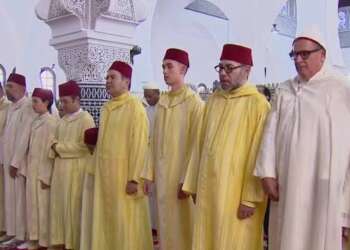 أمير المؤمنين جلالة الملك يؤدي صلاة عيد الأضحى بمسجد أهل فاس بالرباط