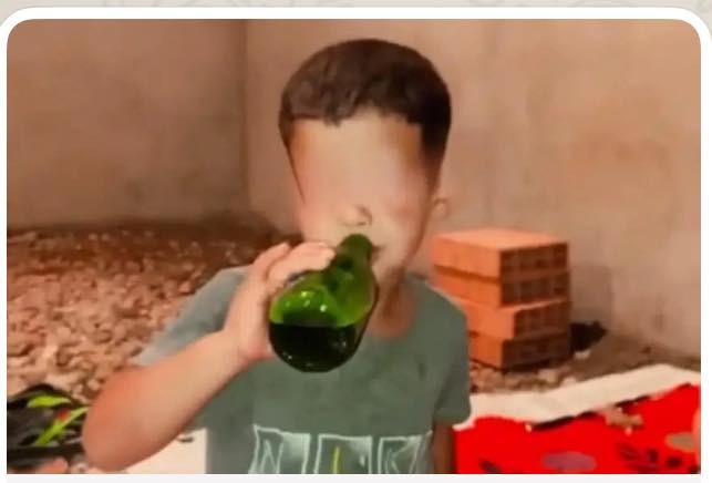 طفل يُجبر على شرب الخمر يثير غضبا واسعا ومطالب بتحقيق عاجل