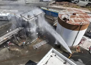 إجلاء 40 ألف شخص بكاليفورنيا بعد تسرب مادة كيميائية وخطر انفجار ضخم
