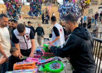 وكالة بيت مال القدس الشريف توزع ألعابا وهدايا على الأطفال عند بوابات المسجد الأقصى