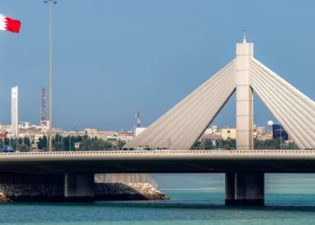 البحرين ترفع حالة التأهب بعد اعتراض صواريخ ومسيرات وتدعو السكان إلى الاحتماء