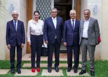 أحزاب الأغلبية تبارك العودة إلى الساعة القانونية.. والمعارضة تتهم الحكومة بـ”استغلال القرار انتخابيا”