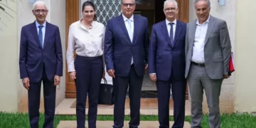 أحزاب الأغلبية تبارك العودة إلى الساعة القانونية.. والمعارضة تتهم الحكومة بـ”استغلال القرار انتخابيا”