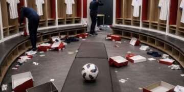 تعرضت معدات المنتخب الإنجليزي لكرة القدم لعملية سرقة أثناء نقلها بين ولايتي فلوريدا وكانساس سيتي الأمريكيتين، وذلك قبل أيام قليلة من انطلاق التدريبات الرسمية الخاصة بمشاركة المنتخب في نهائيات كأس العالم 2026.  ووفق ما أوردته صحيفة “ديلي ميل” البريطانية، فإن المسروقات شملت أحذية رياضية خاصة باللاعبين، وكرات رسمية، إضافة إلى عدد من معدات التدريب التابعة للمنتخب الإنجليزي، ما خلف حالة من الاستنفار داخل بعثة “الأسود الثلاثة”.  وأكدت تقارير إعلامية أن السلطات الأمريكية فتحت تحقيقاً فور وقوع الحادث، حيث تمكنت من توقيف مشتبه فيهما يُعتقد بارتباطهما بعملية السرقة، في وقت تتواصل فيه الأبحاث للكشف عن باقي الملابسات المرتبطة بالقضية.  وفي المقابل، يسابق الاتحاد الإنجليزي لكرة القدم الزمن من أجل تعويض المعدات المسروقة وضمان جاهزية المنتخب قبل انطلاق الحصص التدريبية الرسمية، تفادياً لأي تأثير محتمل على تحضيرات الفريق للمونديال.  وأثارت الواقعة تفاعلاً واسعاً عبر مواقع التواصل الاجتماعي، خاصة بعد تداول أخبار تفيد بأن بعض اللاعبين وجدوا أنفسهم بدون أحذية رياضية قبيل التدريبات، في حادث غير معتاد خلال بطولة بحجم كأس العالم.