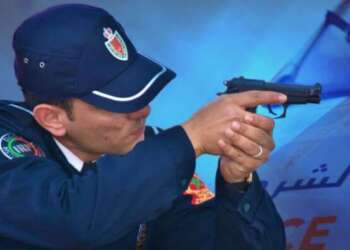 تدخل أمني بأزرو يضطر شرطياً لاستخدام سلاحه الوظيفي لتوقيف شخص هاجم عناصر الأمن وكلباً شرساً
