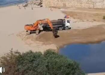 فضيحة من العيار الثقيل.. سرقة الرمال الشاطئ في واضحة النهار بالقصر الصغير أمام أنظار الجميع