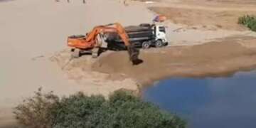 فضيحة من العيار الثقيل.. سرقة الرمال الشاطئ في واضحة النهار بالقصر الصغير أمام أنظار الجميع