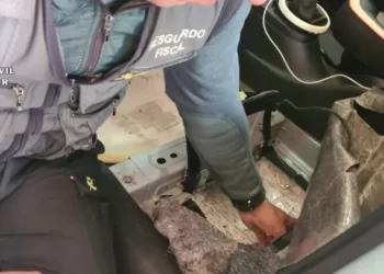 سيارة بلوحات دبلوماسية قادمة من الرباط تسقط في سبتة.. ضبط نصف طن من تبغ الشيشة وعطور وسلع مهربة